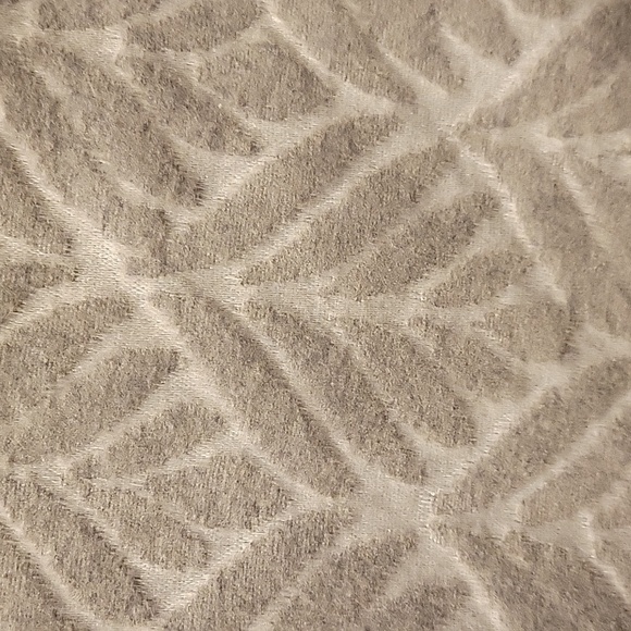 Made in Spain Luxury Gray Throw Blanket 51x67" w Wooden Hanger New - Picture 5 of 6